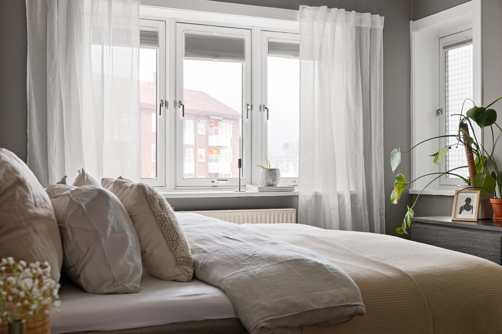 Merk vindu inn fra 2 sider gjør rommet lyst og trivelig Galleribilde