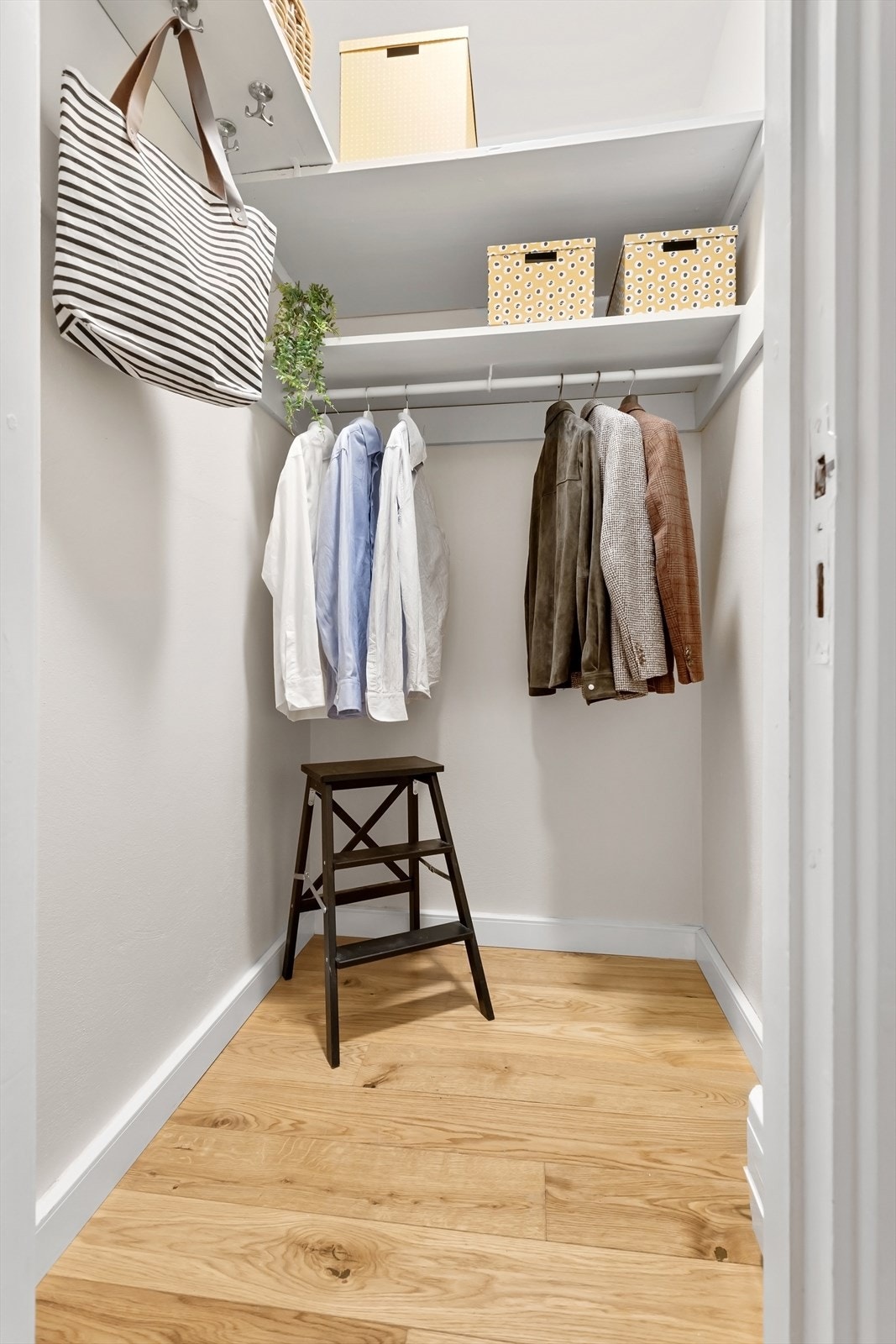 Her er det god plass til ytterklær, støvsuger og strykebrett Galleribilde
