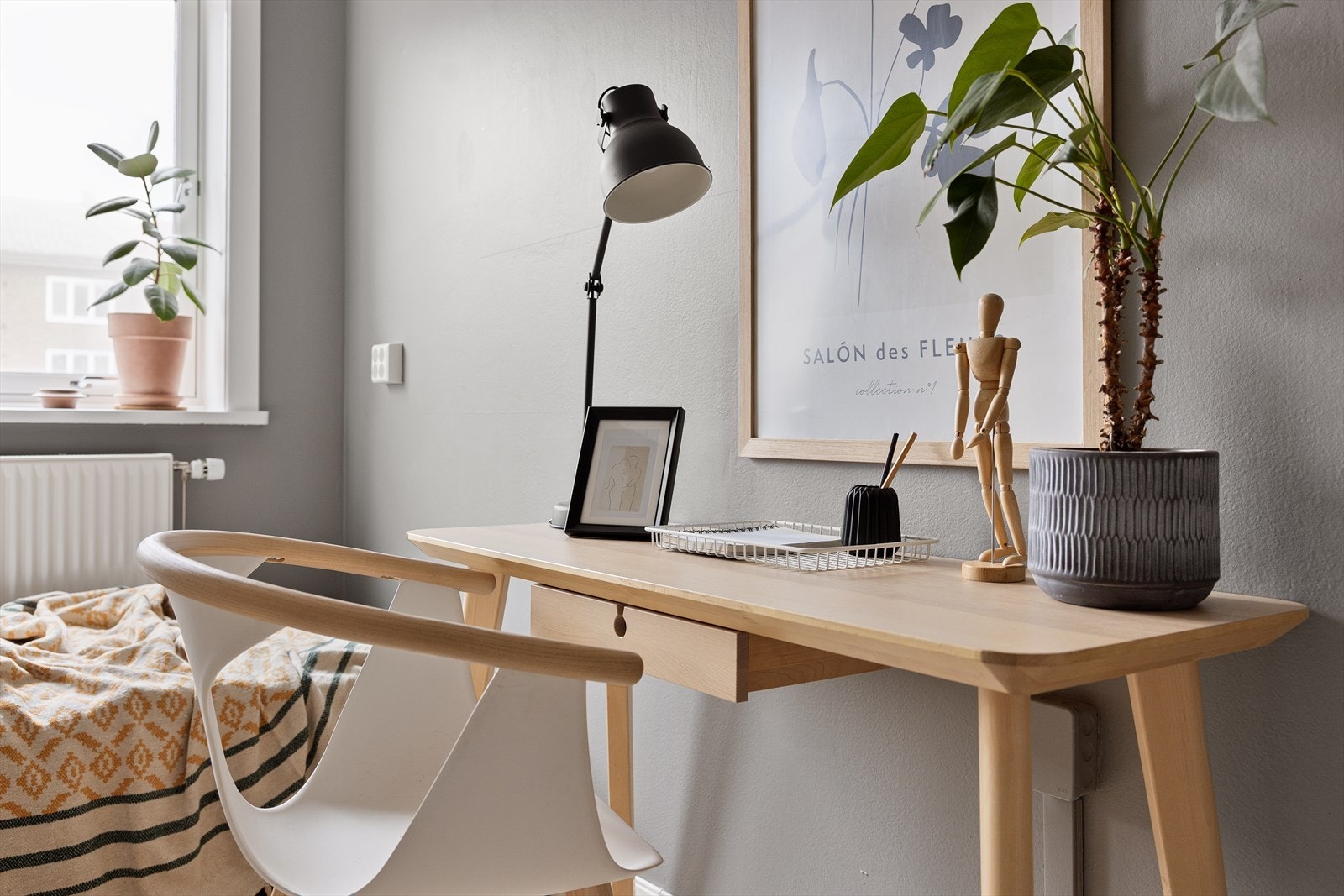 Selv som det minste soverommet er det god plass til seng, garderobe og kontorpult Galleribilde