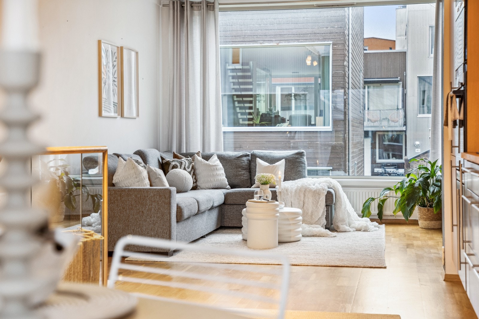 Beliggenheten på Utleir er som skapt for aktive barnefamilier, midt mellom skoler, barnehager og aktivitetstilbud. Galleribilde