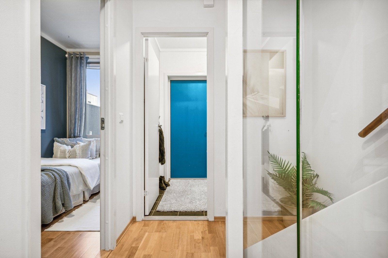 Fra entréen ankommer man et gangareal som fordeler seg til to soverom, et flislagt baderom, samt trappeløp til øvrige etasjer. Galleribilde