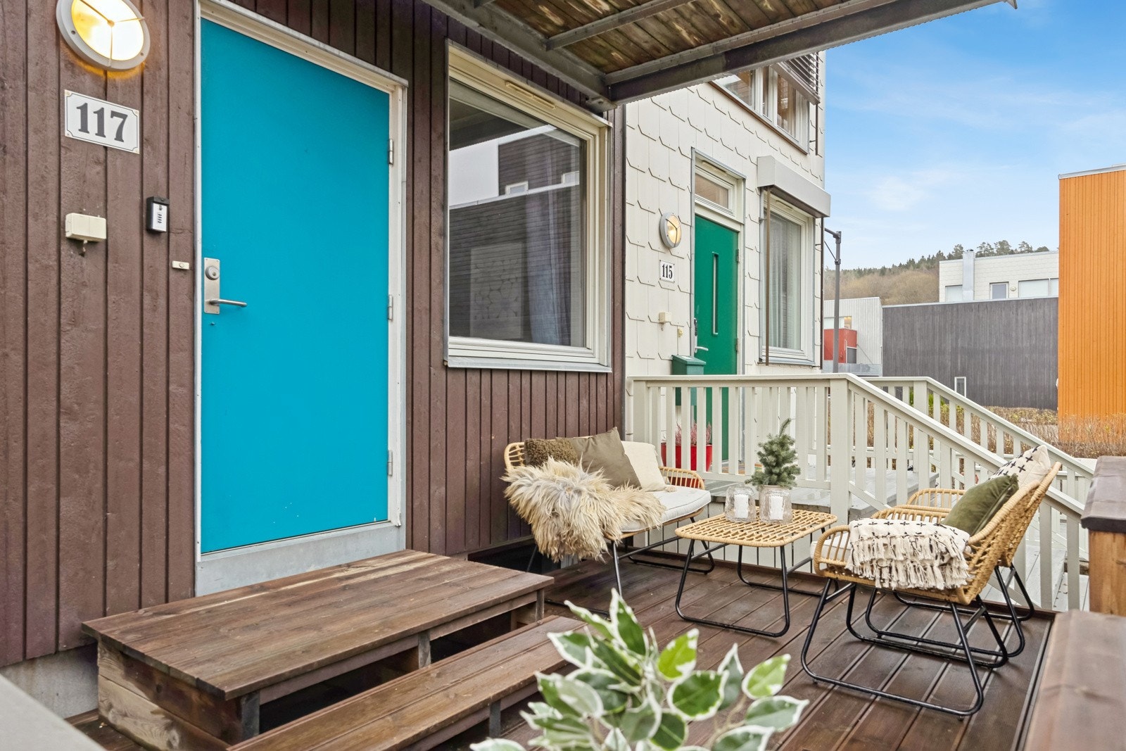 Rekkehuset vender mot sør og nyter en solrik beliggenhet i det attraktive Akka-Bakka feltet på Utleir. Galleribilde