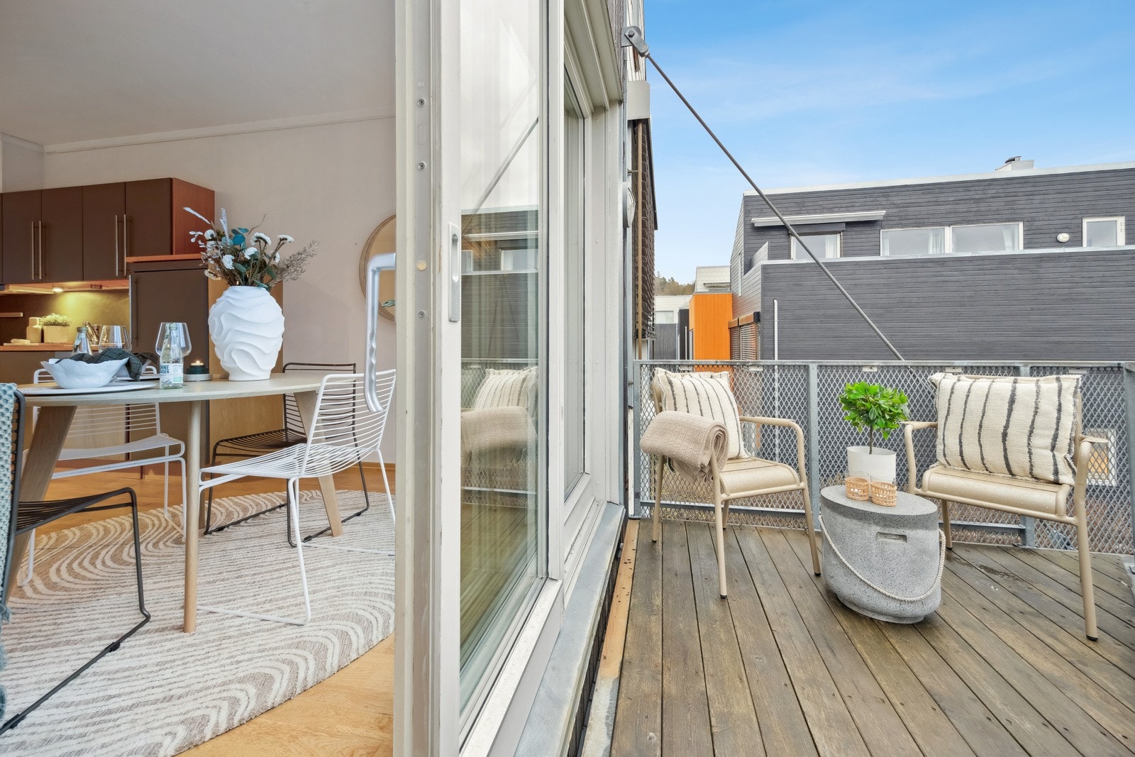 Via skyvedør i spisestuen er det adkomst til en sørvendt balkong med svært gode solforhold og hyggelig utsikt over nabolaget. Galleribilde