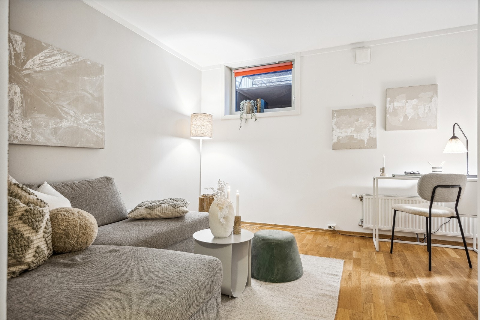 Kjellerstuen er av romslig karakter og gir ekstra boltreplass for hele familien. Rommet er byggegodkjent som bod. Galleribilde