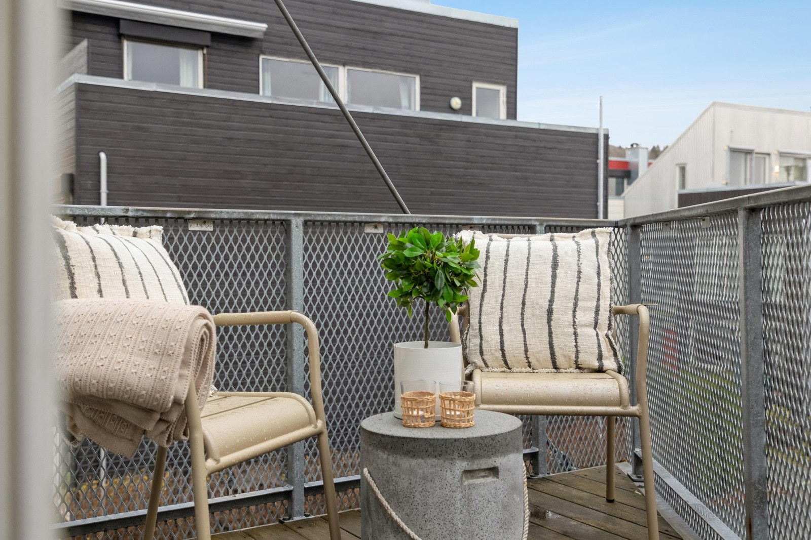 Balkongen måler 4,5 kvm med plass til en liten sittegruppe. Galleribilde