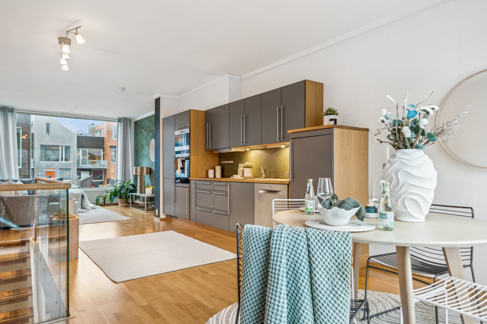 Mulighet for å sette opp en kjøkkenøy langs glassrekkverket, som flere andre i tilsvarende rekkehus har gjort. Galleribilde