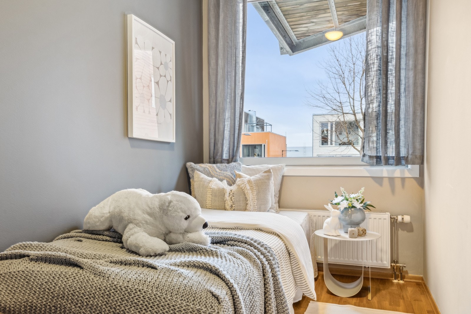 Soverommene måler henholdsvis 6 kvm og 13 kvm. Det minste rommet egner seg godt som barnerom, gjesterom eller kontor. Galleribilde