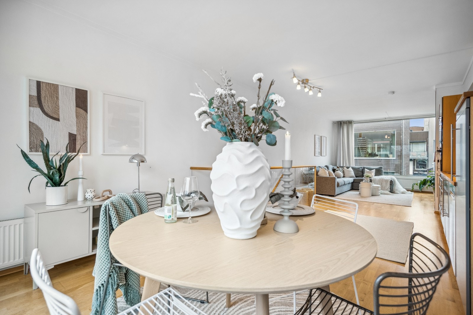 Oppholdsrommet oppleves særdeles lyst og luftig, med store vindusflater på begge yttervegger. Galleribilde