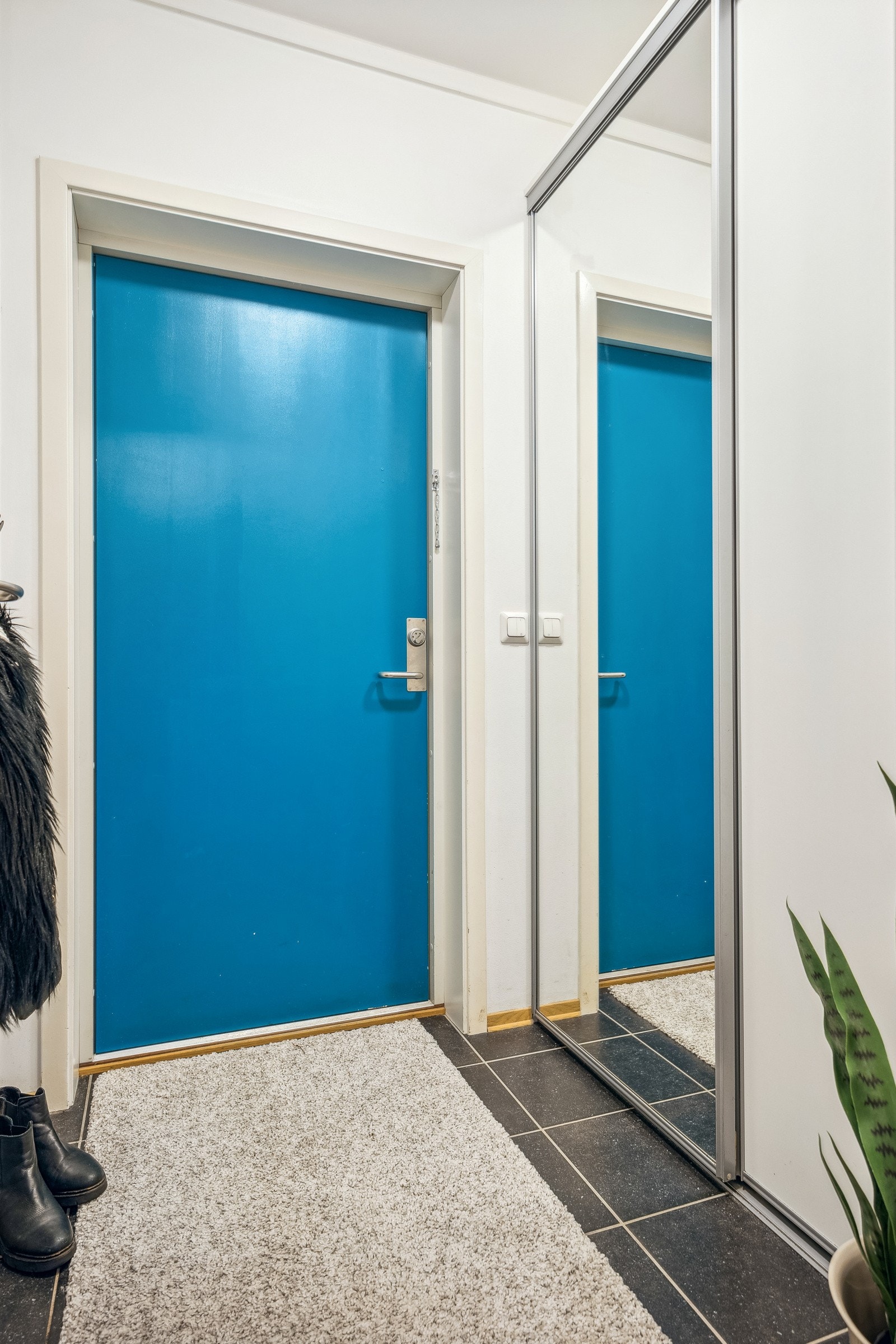 Forbi inngangsdøren venter en flislagt entré på 3 kvm med god plass til oppbevaring av klær og sko. Galleribilde