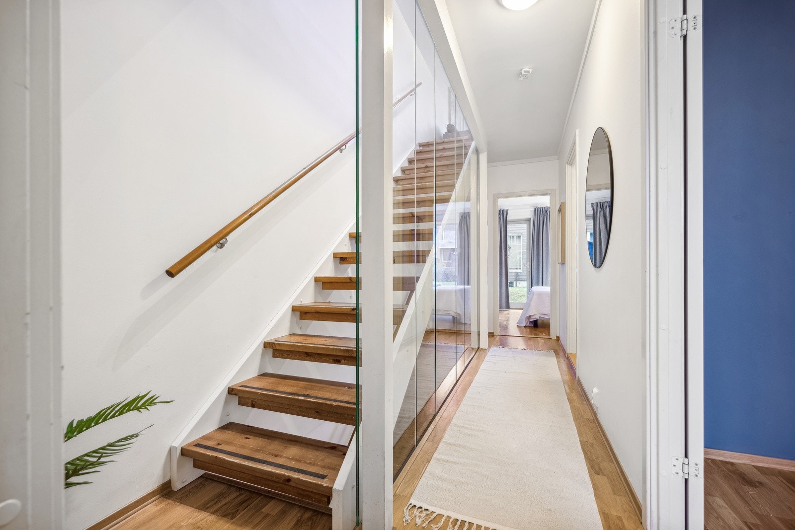 Trappen er utført med stilfull glassvegg som gir et moderne uttrykk som er gjennomgående i alle etasjer. Galleribilde