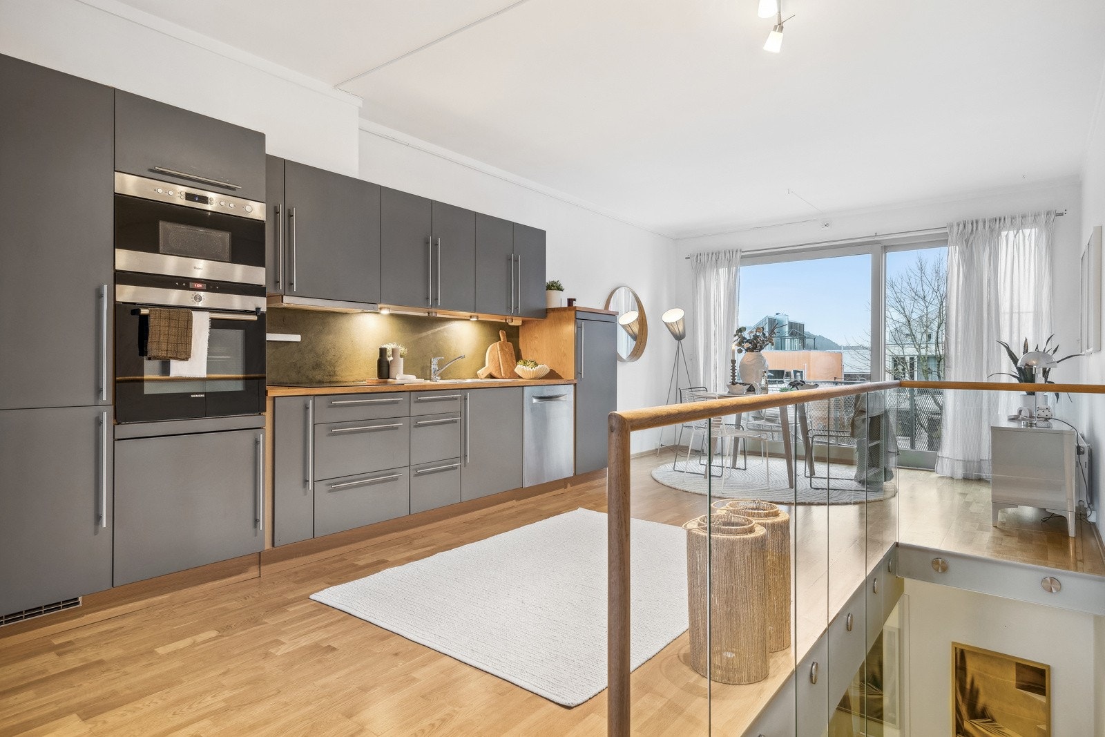 Boligen er innredet med et pent kjøkken med grålakkert innredning og medfølgende hvitevarer. Galleribilde