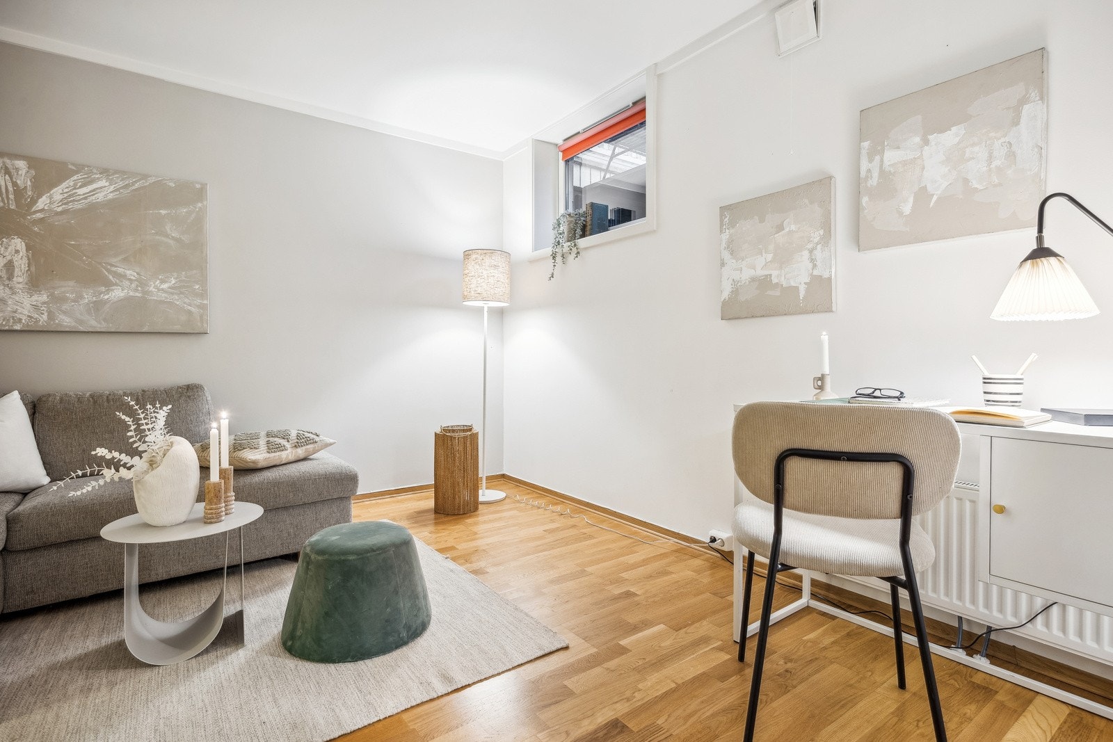 Rommet har mange bruksmuligheter samt uttak for kabel-tv/internett. Galleribilde