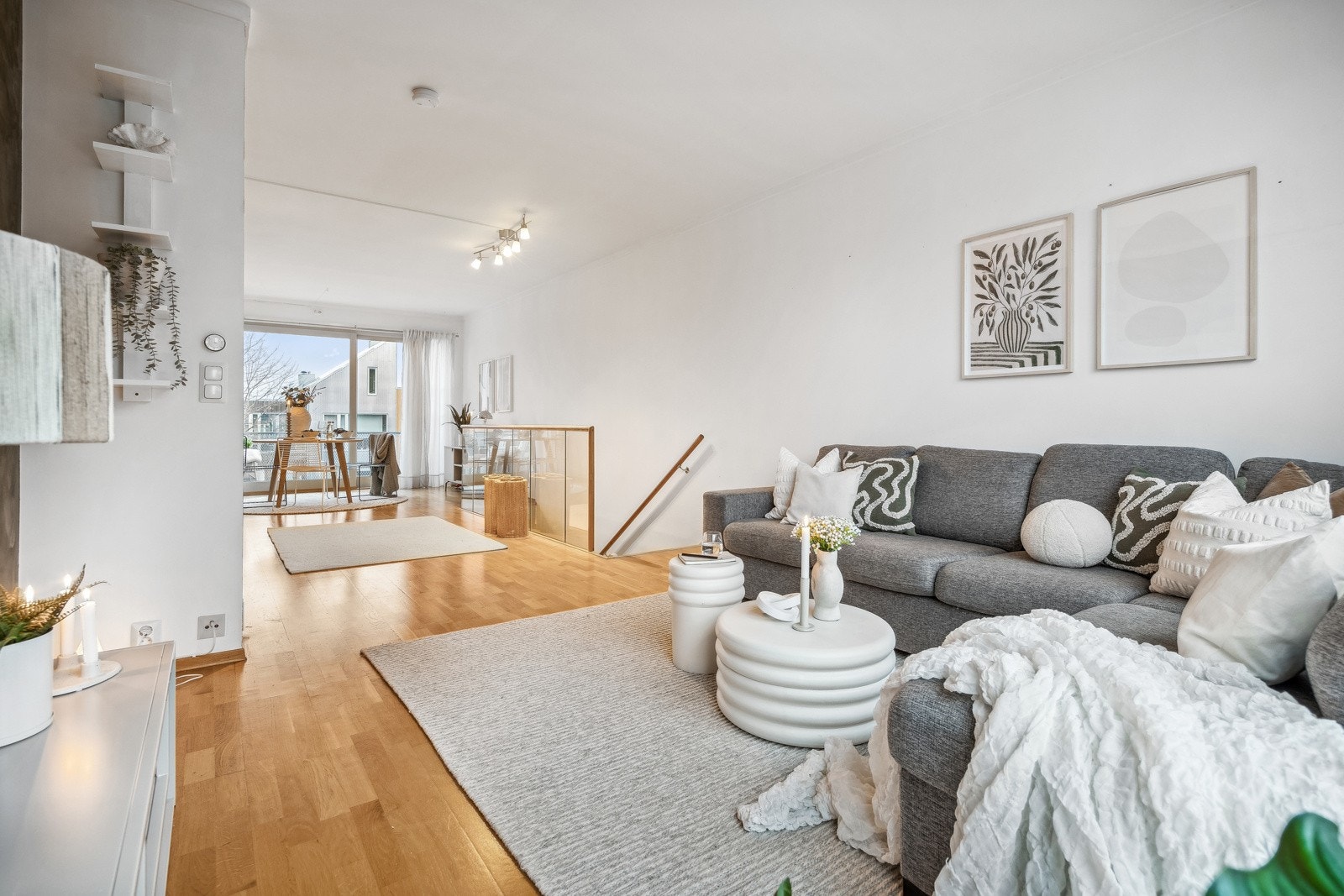 Etasjen bærer preg av en romslig og åpen utførelse med plass til flere oppholdssoner. Galleribilde