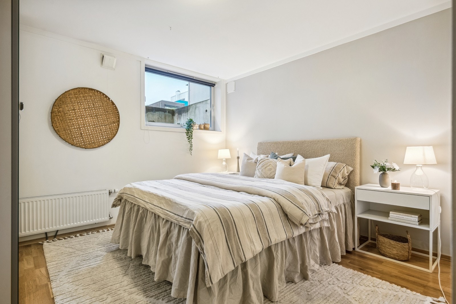 Soverommet måler 14 kvm med god plass til en stor dobbeltseng og øvrig møblement. Galleribilde