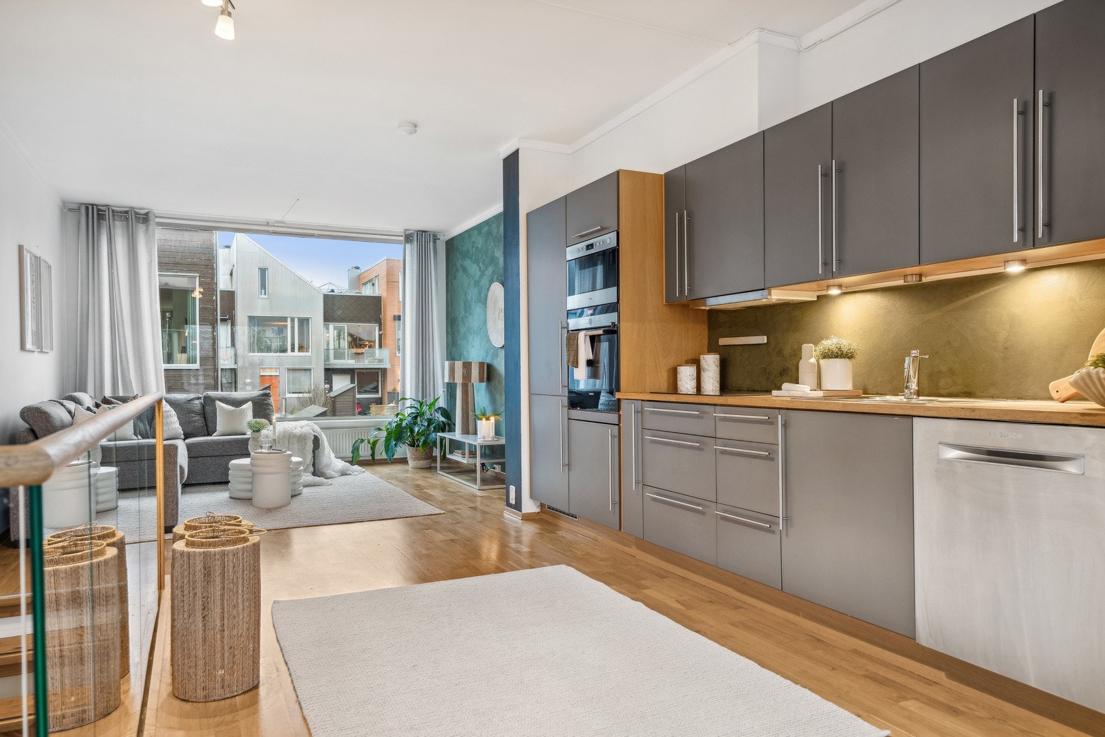 Fellesgjelden er nedbetalt på andelen, så man betaler kun kr 3 405 hver måned i felleskostnader. Summen dekker blant annet tv, internett, kommunale avgifter og bygningsforsikring. Galleribilde