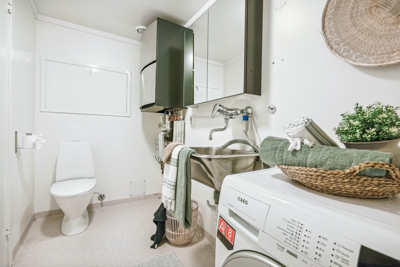 Vaskerommet er innredet med belegg på gulv, og utstyrt med opplegg for vaskemaskin, speilskap, utslagsvask og toalett. Galleribilde