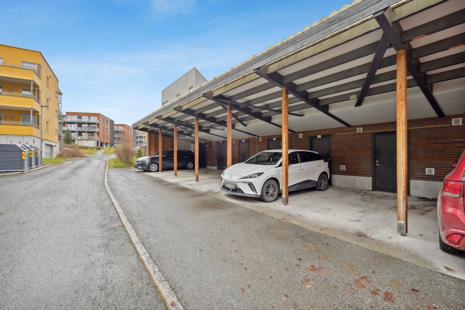 Rekkehuset har egen plass i carport rett ved boligen. I bakkant av denne disponerer man en bod på 5 kvm. Galleribilde