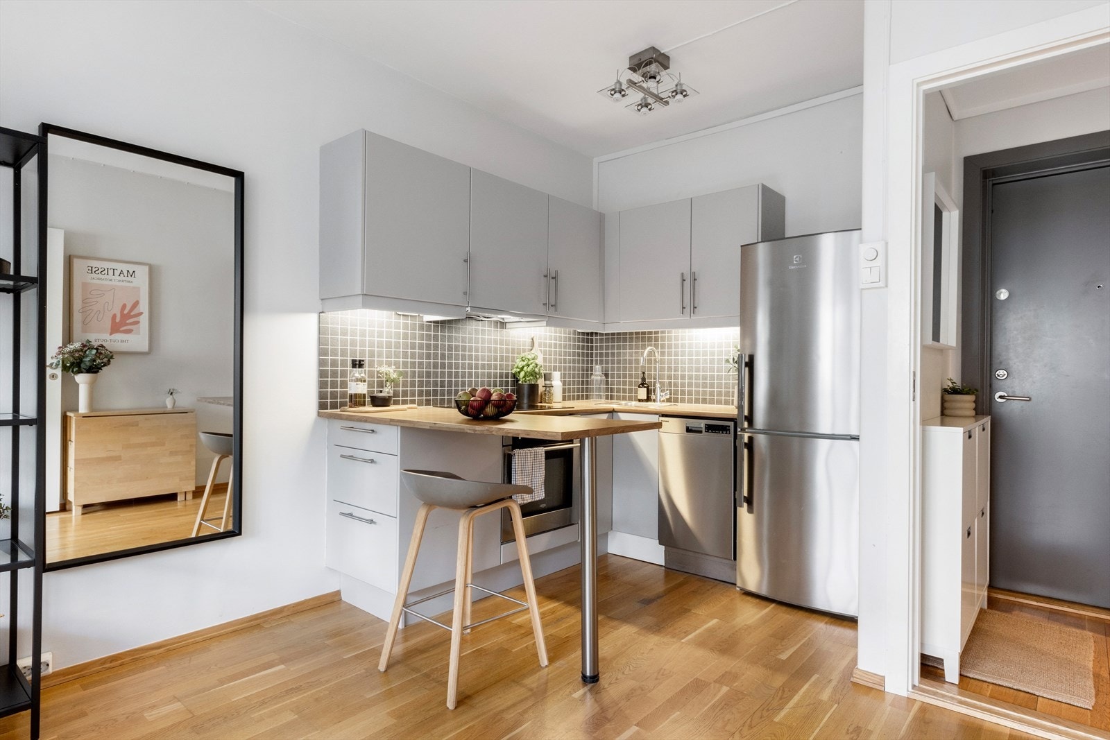 Kjøkkenet har lyse fronter, laminert benkeplate med nedfelt oppvaskkum og 1-greps blandebatteri Galleribilde