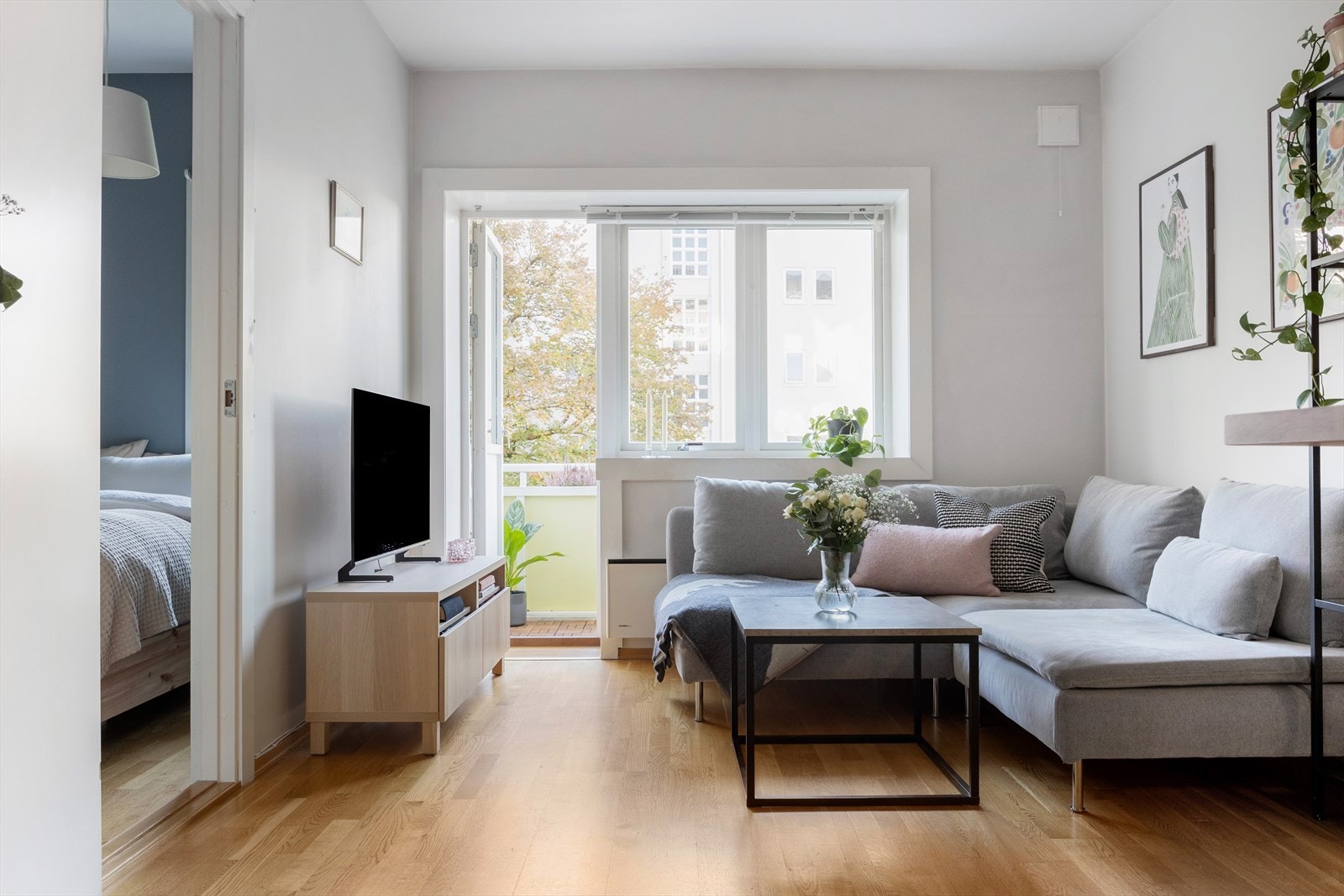 Dette er en lys og tiltalende 2-romsleilighet som ligger i en høy 2. etasje Galleribilde