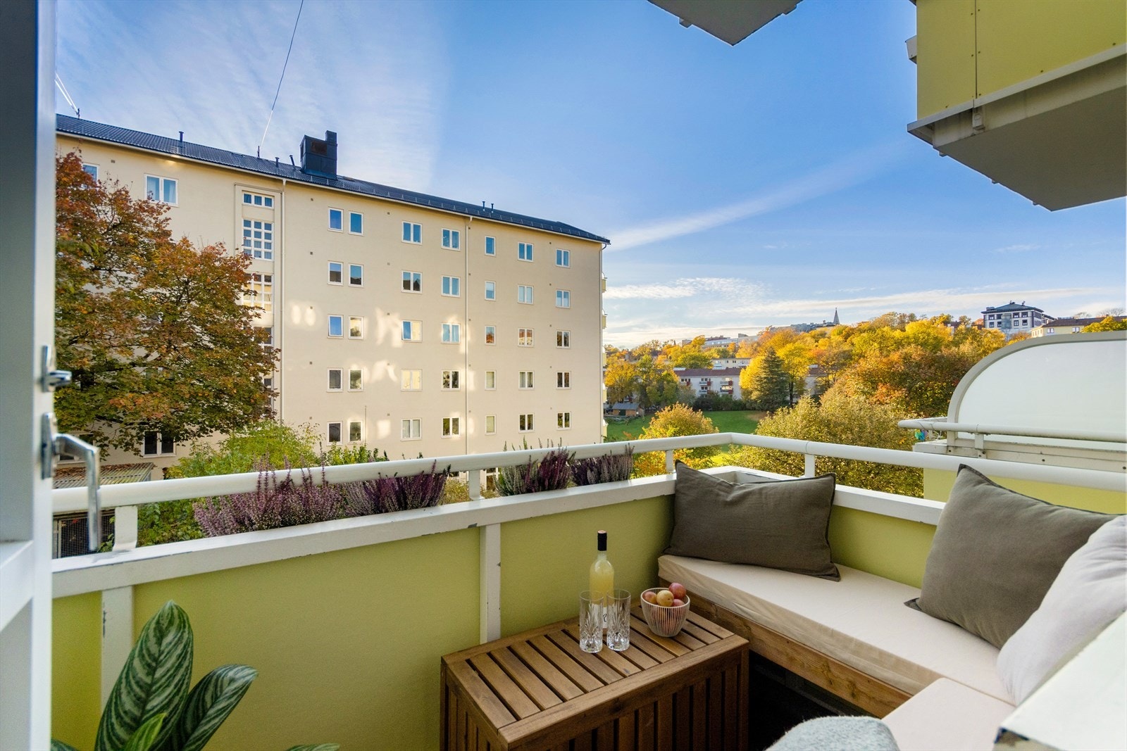Et av høydepunktene er denne solrike, sydvestvendte balkongen med herlig utsikt mot Iladalen park Galleribilde