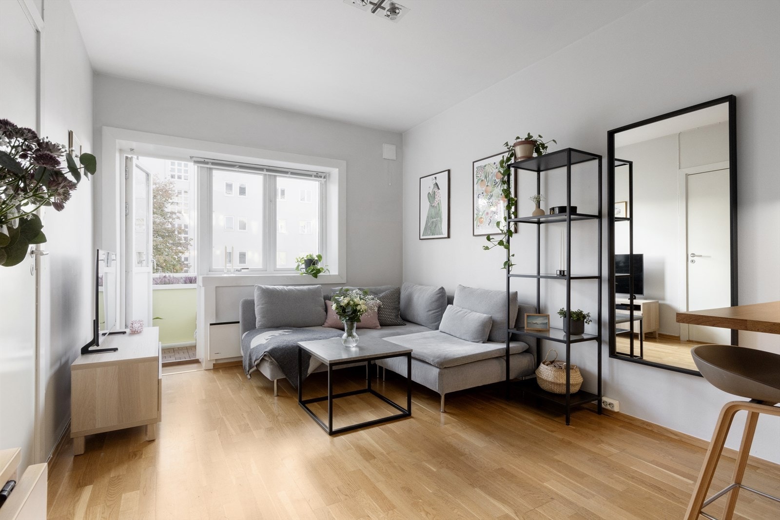 Leiligheten har en god og arealeffektiv planløsning og inneholder en åpen kjøkken-/stueløsning, soverom, bad og entré Galleribilde