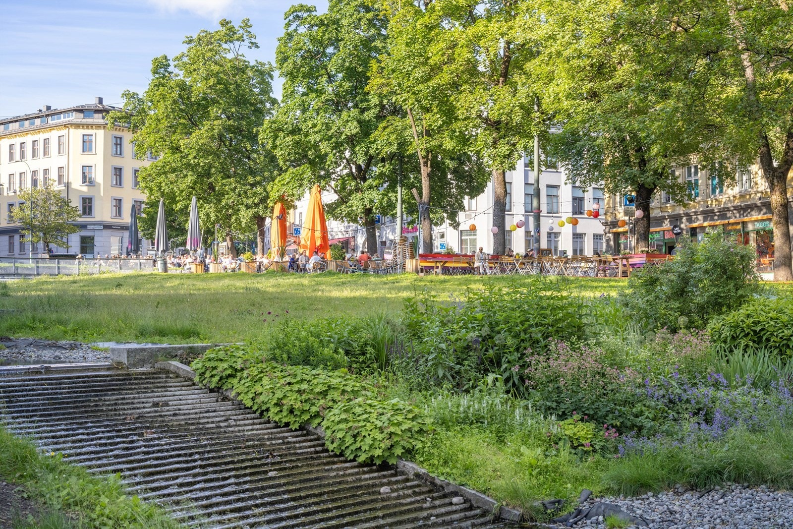 Aleksander Kiellands plass byr på flere koselige spisesteder og kaféer med uteservering om sommeren Galleribilde