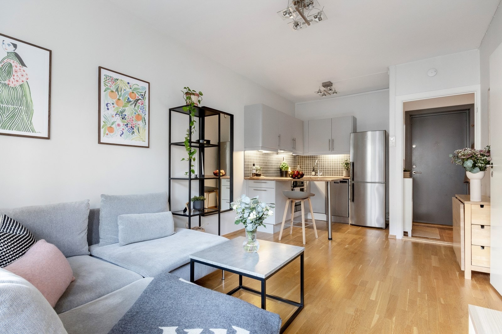 Tidløst kjøkken fra 2006 med svært praktisk utforming og barløsning Galleribilde