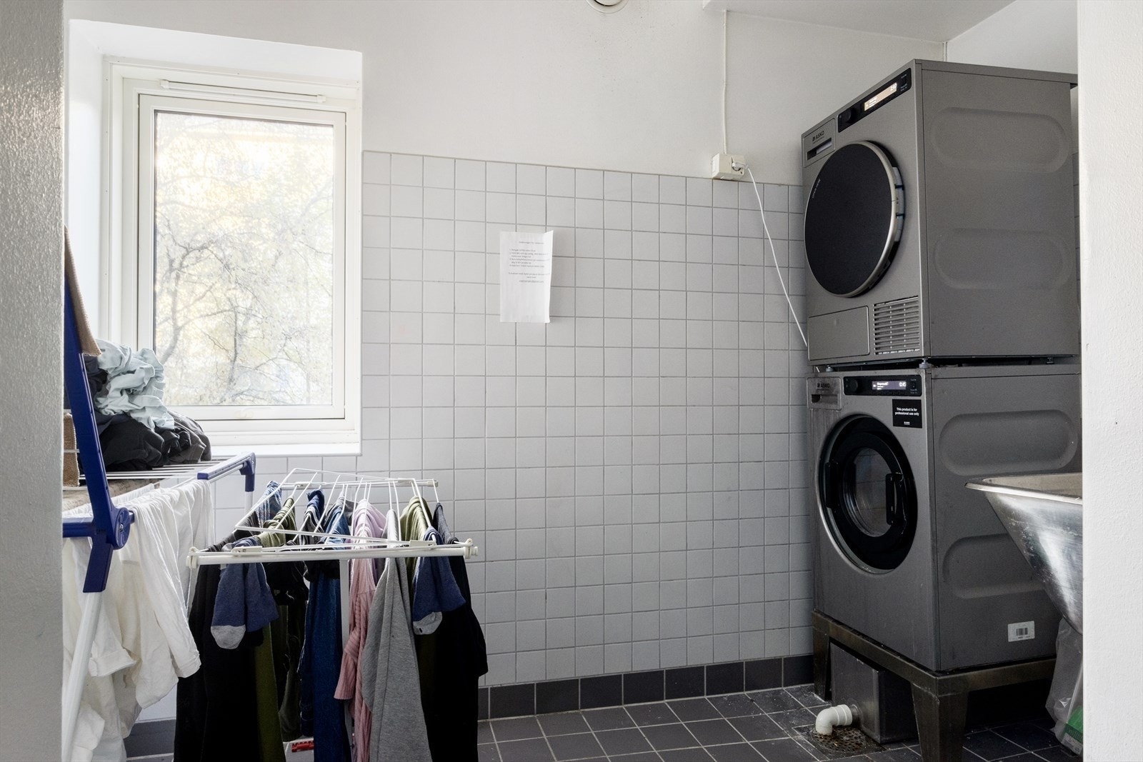 Det er tilgang til fellesvaskeri i samme etasje, med både industriell vaskemaskin og tørketrommel. Galleribilde