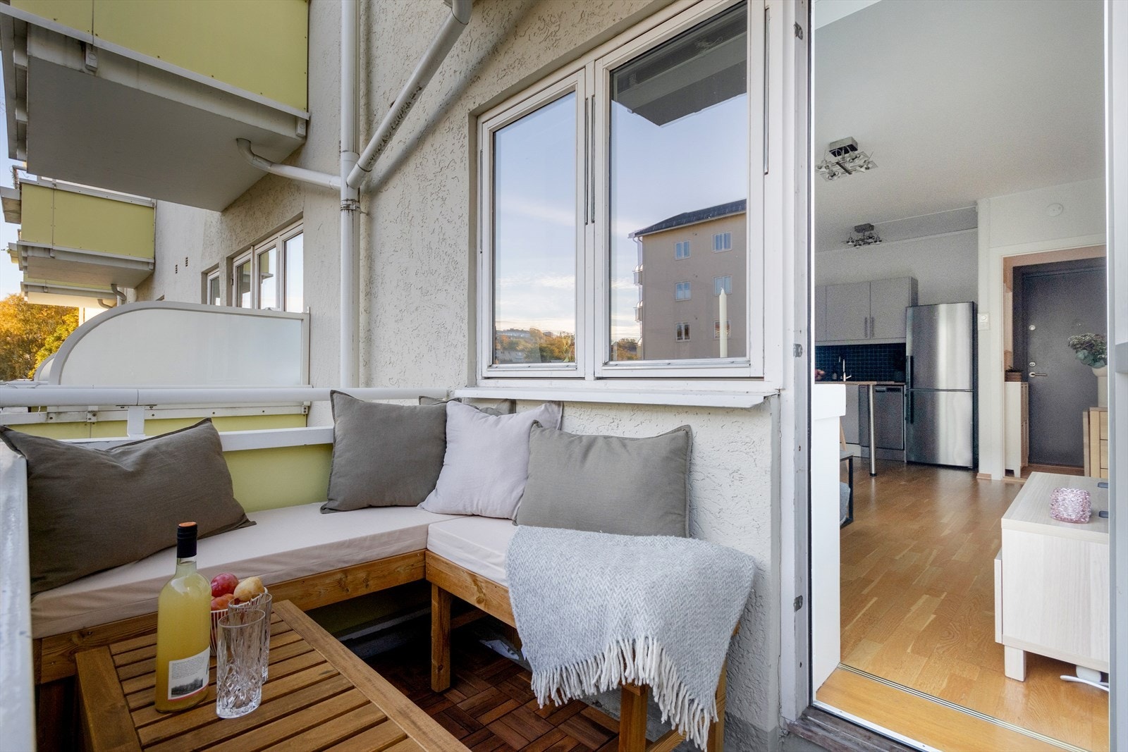 Det er plass til en hyggelig sittegruppe og bord Galleribilde