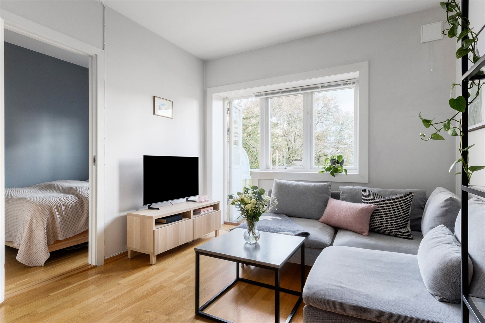 Lys og hyggelig stue med utgang til balkong Galleribilde