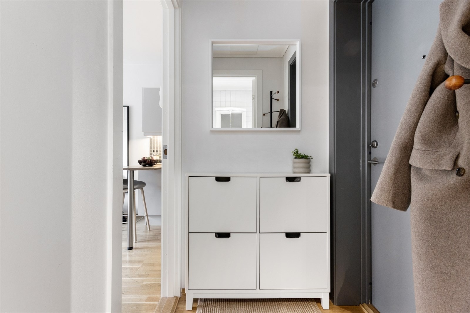 Vel inne ankommer du en lys og innbydende entré Galleribilde