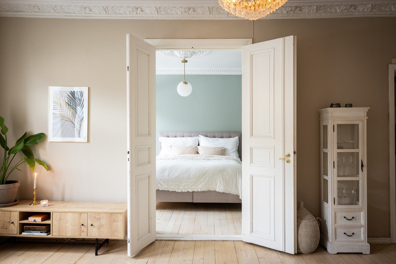 - Lekre, doble fløydører som skiller stuen og hovedsoverommet - Galleribilde