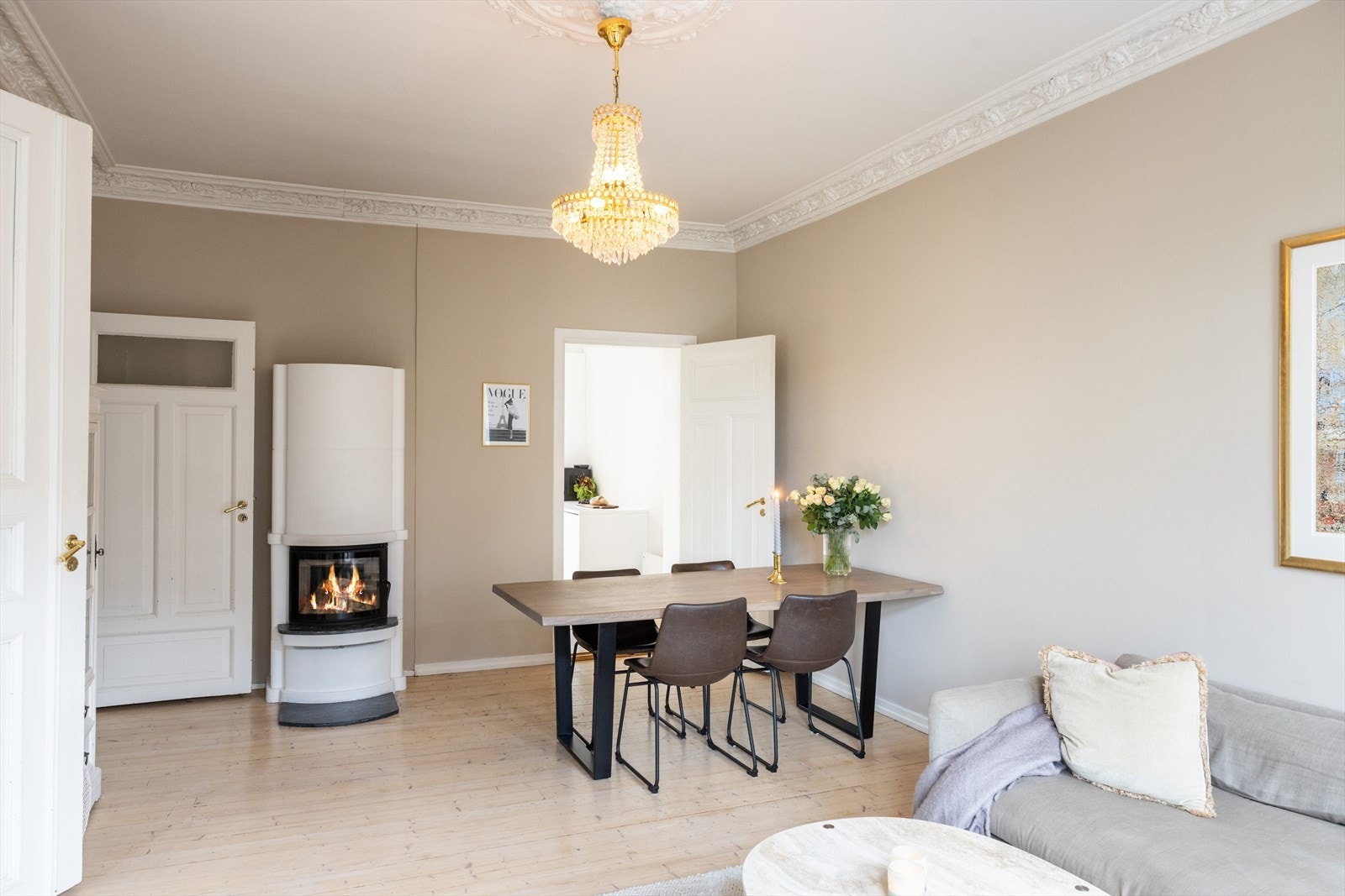 - I stuen er det også plass til spisebord. Perfekt for sosiale sammenkomster! - Galleribilde