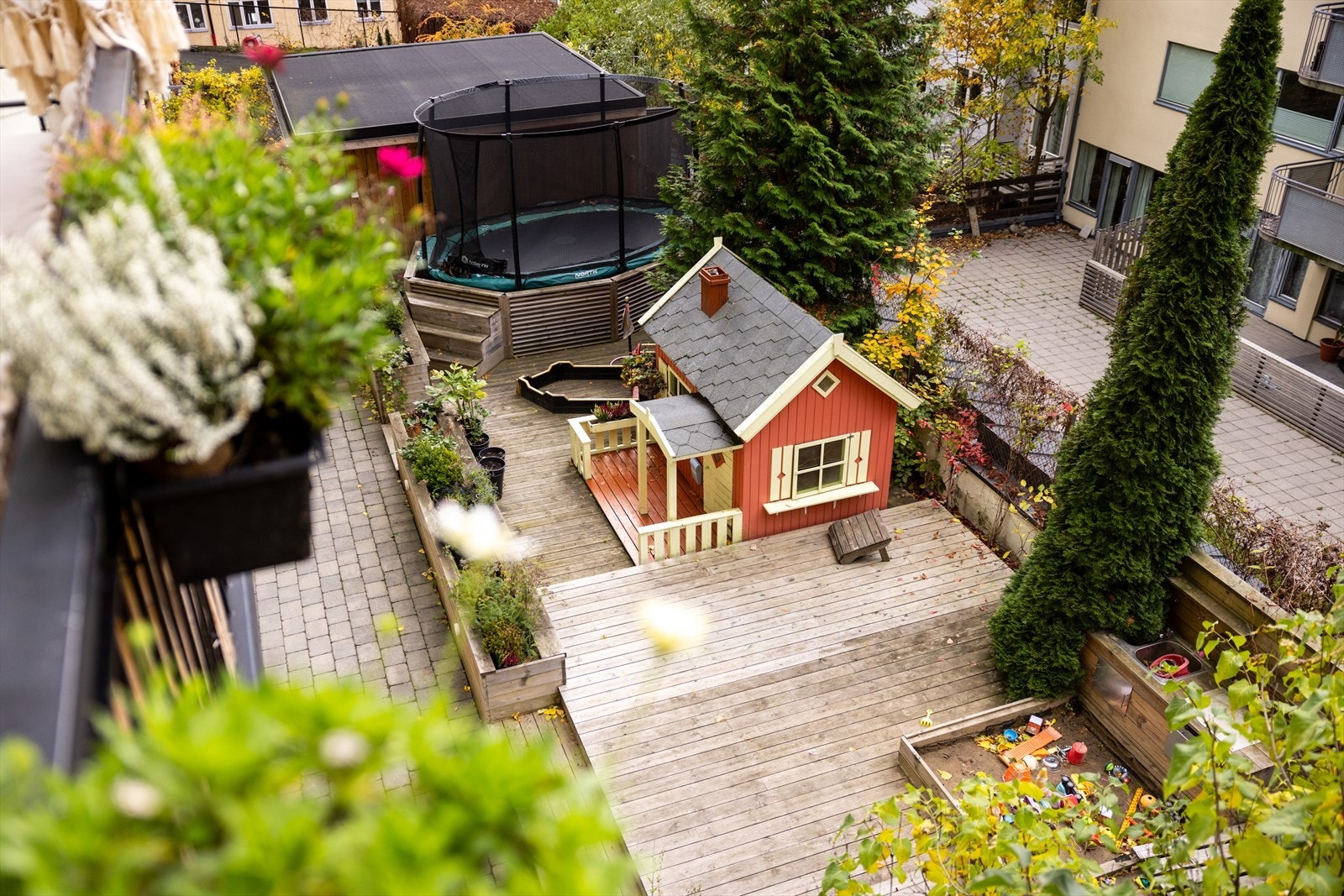 - Balkongen vender mot rolig bakgård - Galleribilde