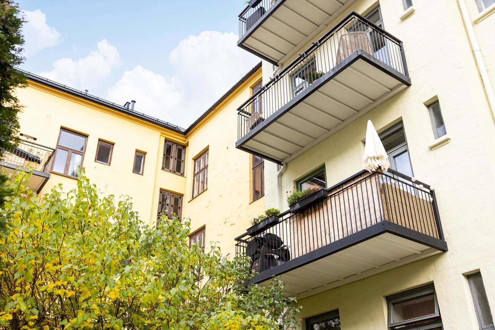 - Fasade fra bakgård - Galleribilde