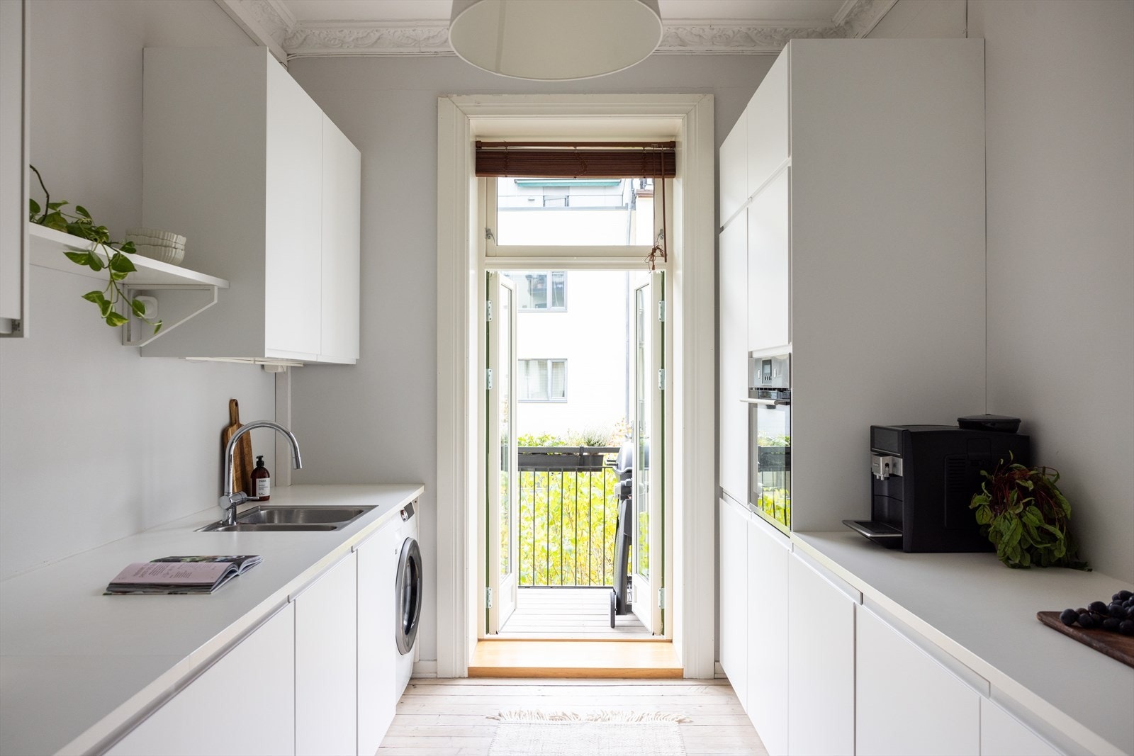 - Fra kjøkkenet har man utgang til leilighetens herlige balkong - Galleribilde