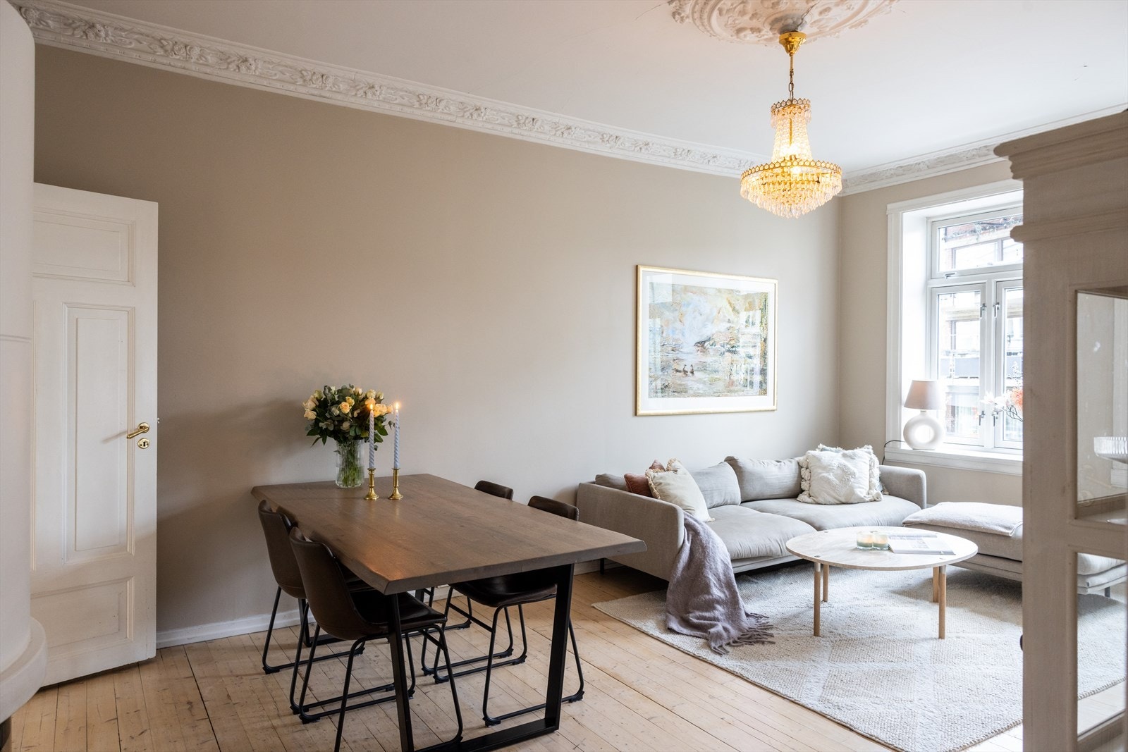 - Leiligheten er malt i delikate og tidsriktige farger - Galleribilde