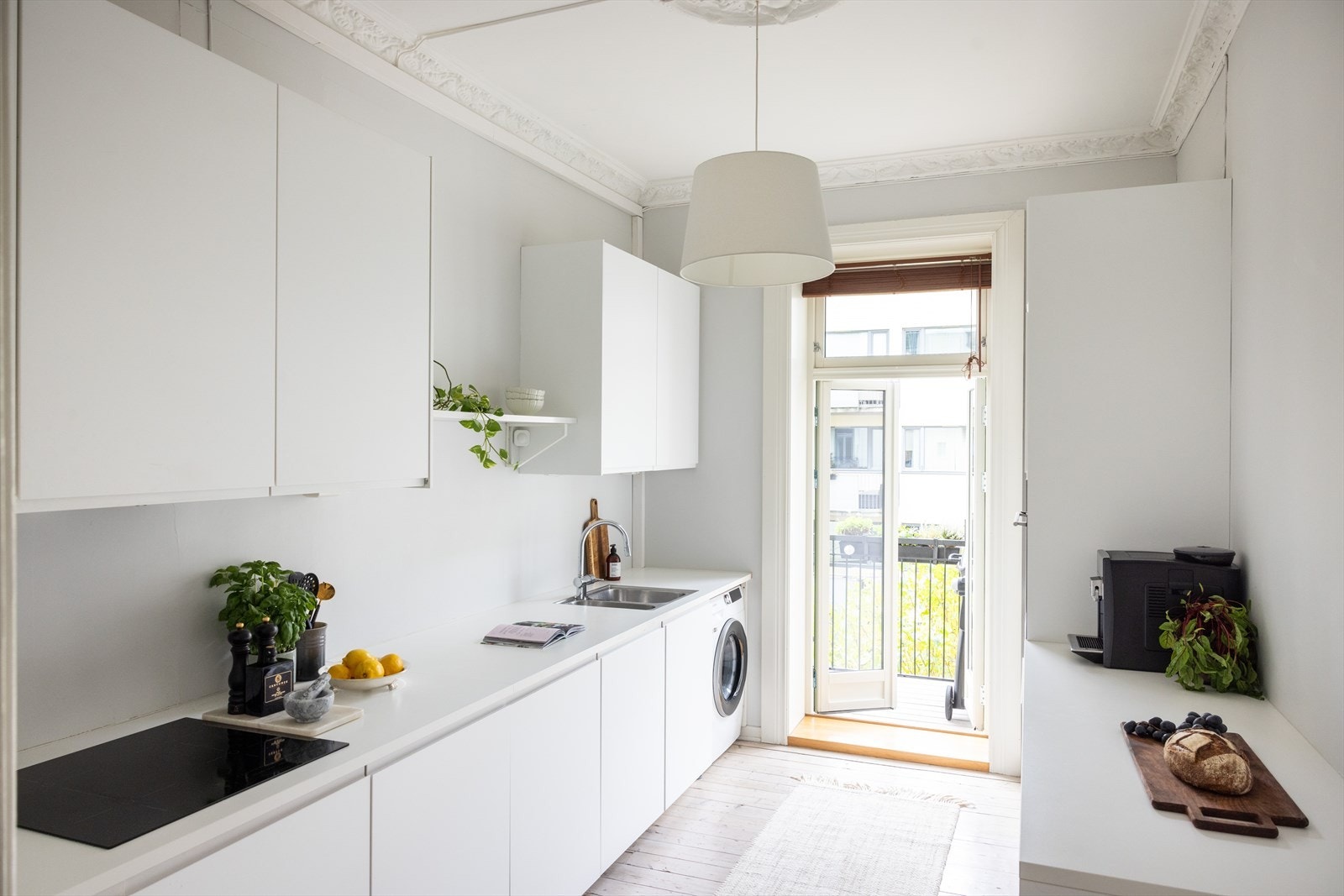 - Moderne kjøkkeninnredning med glatte fronter. Laminat benkeplate med nedfelt vask- og skyllekum - Galleribilde