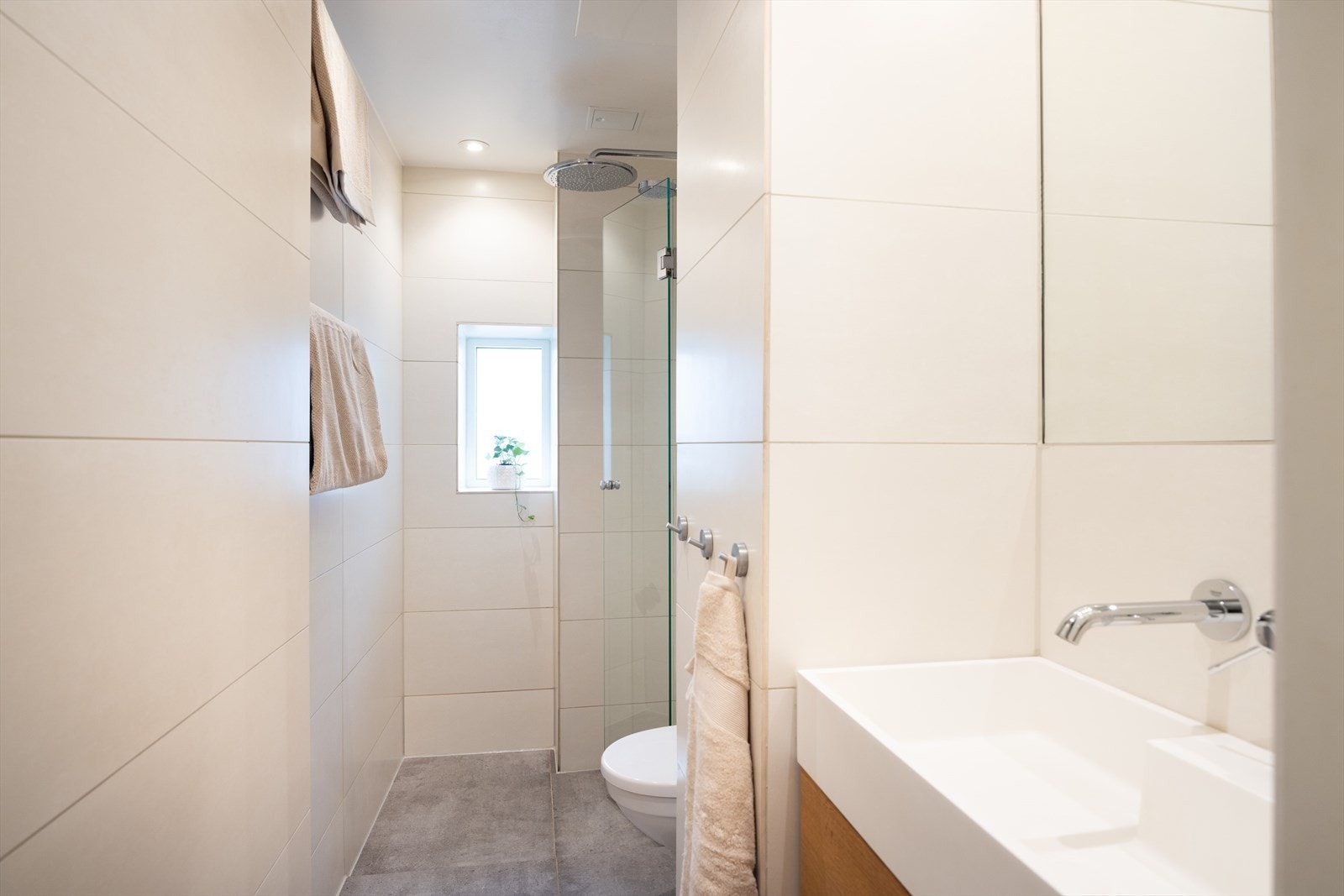 - Delikat, flislagt baderom fra 2017 med varme i gulvet og downlights i himling - Galleribilde