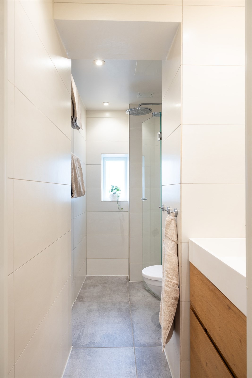 - Baderommet er innredet med vegghengt klosett, servant nedfelt i innredning og dusjhjørne med svingbare glassdører. Det er elektrisk styrt vifte - Galleribilde