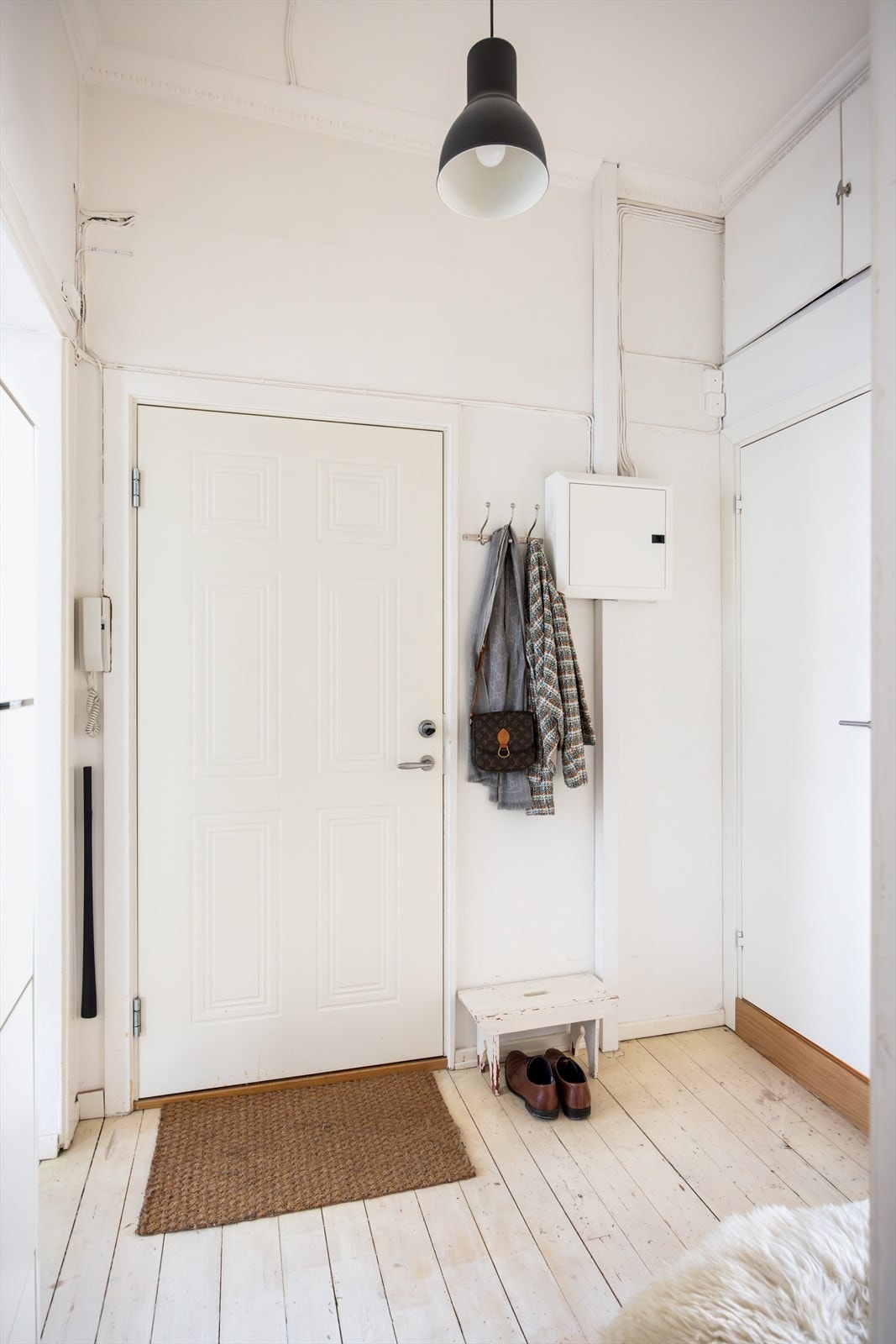 - Velkommen inn! Lys og innbydende entré som gir et førsteinntrykk av leiligheten - Galleribilde