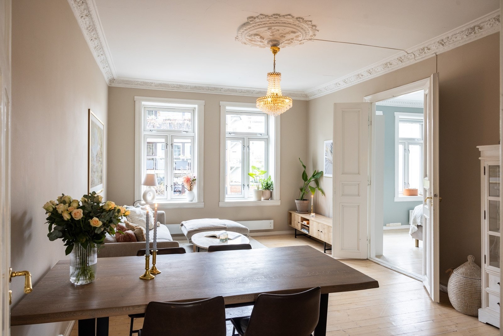 - I hjertet av leiligheten finner man en romslig og hyggelig stue - Galleribilde