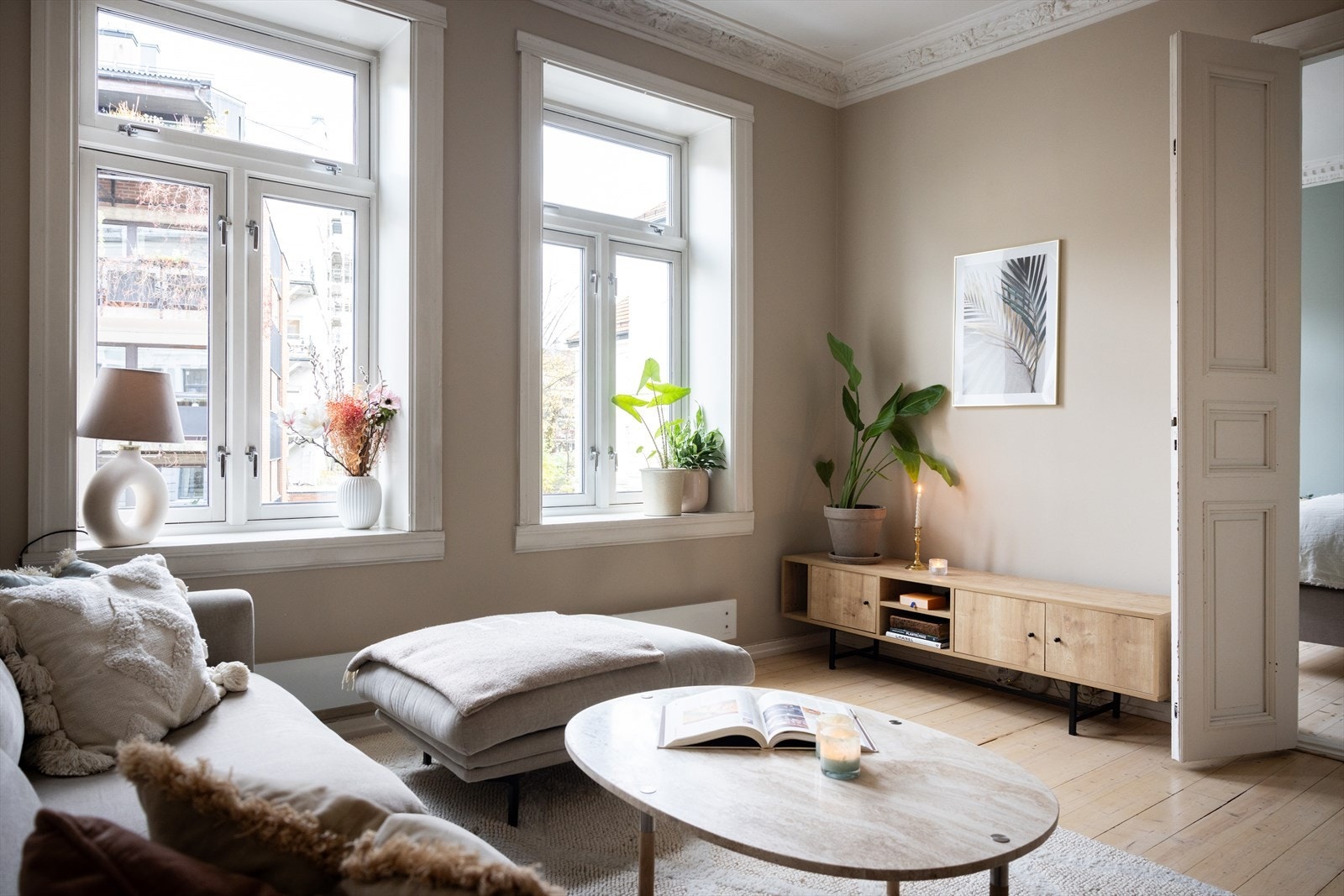 - Store vindusflater med dype karmer som sikrer rikelig med naturlig luft og lys - Galleribilde