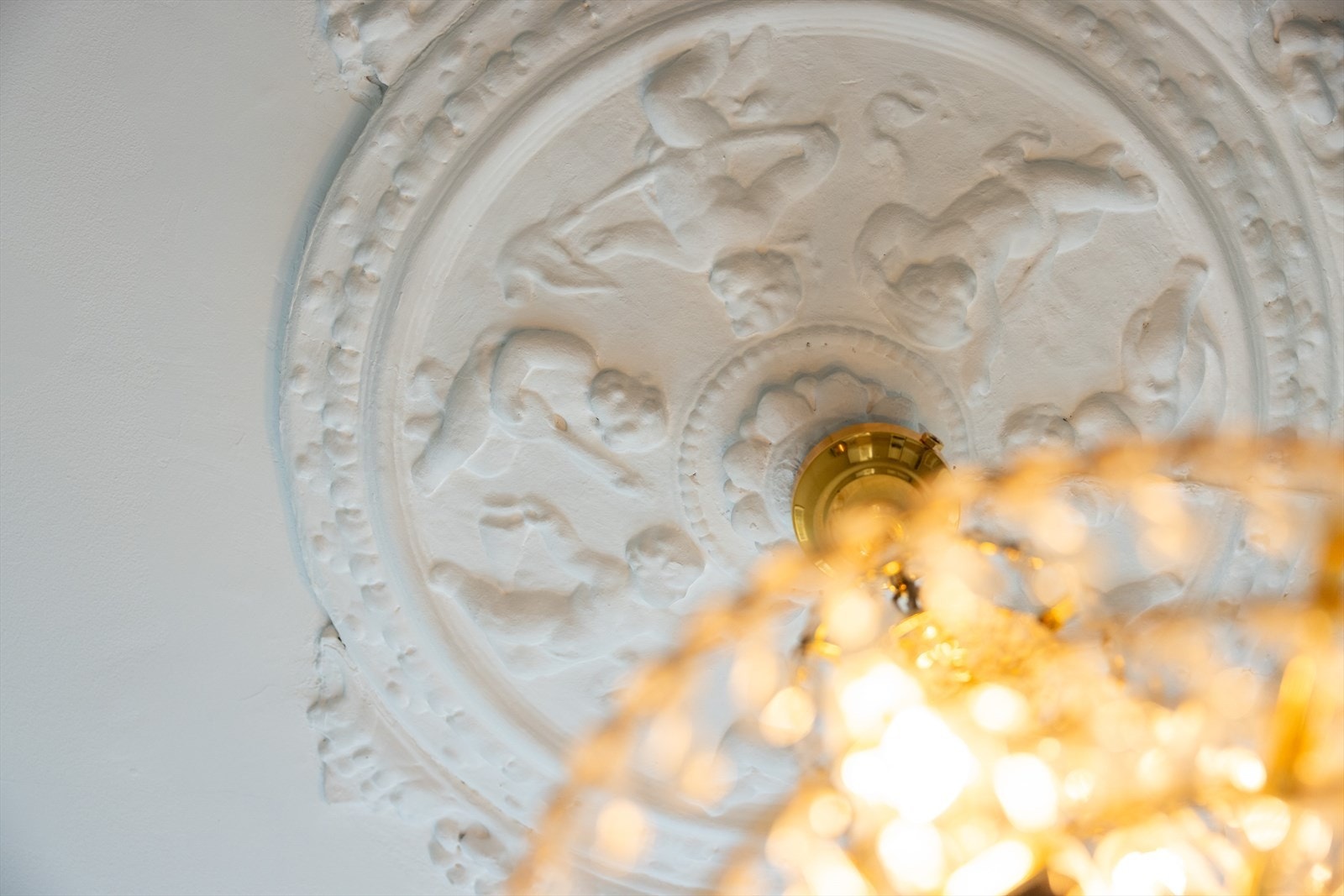 - Klassiske detaljer som rosett og stukkatur i leiligheten - Galleribilde