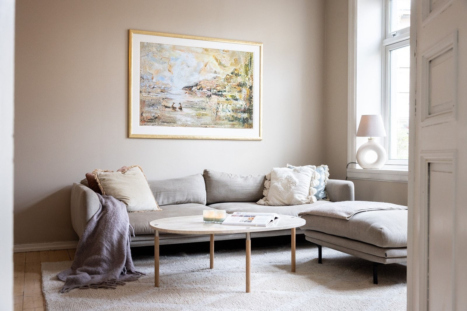 - I stuen er det god plass til sofaseksjon med tilhørende møblement og TV-benk - Galleribilde