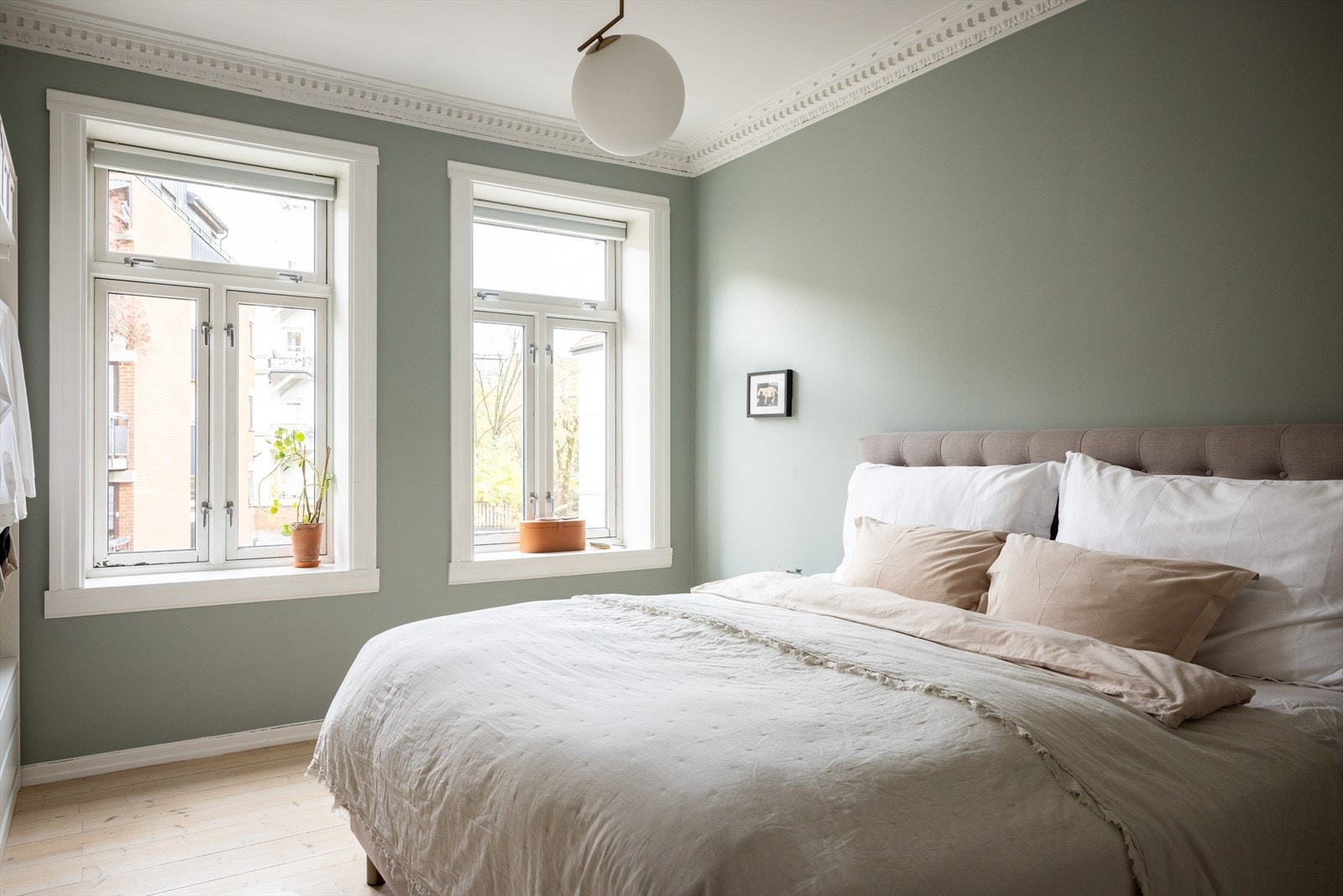 - God plass til dobbeltseng med tilhørende nattbord - Galleribilde