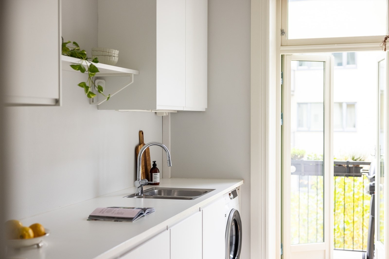 - Integrert platetopp, stekeovn, oppvaskmaskin og kjøl/fryseskap. Avtrekk over kokeplass. Opplegg for vaskemaskin - Galleribilde