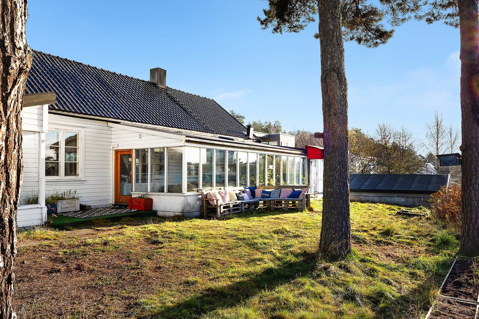 Boligen har innglasset terrasse. Galleribilde