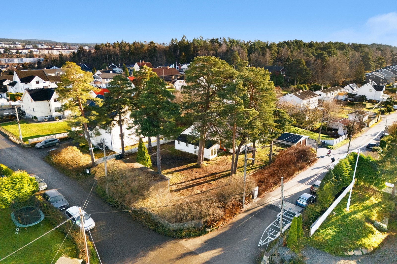 Boligen er fornuftig plassert på den store tomten. Galleribilde