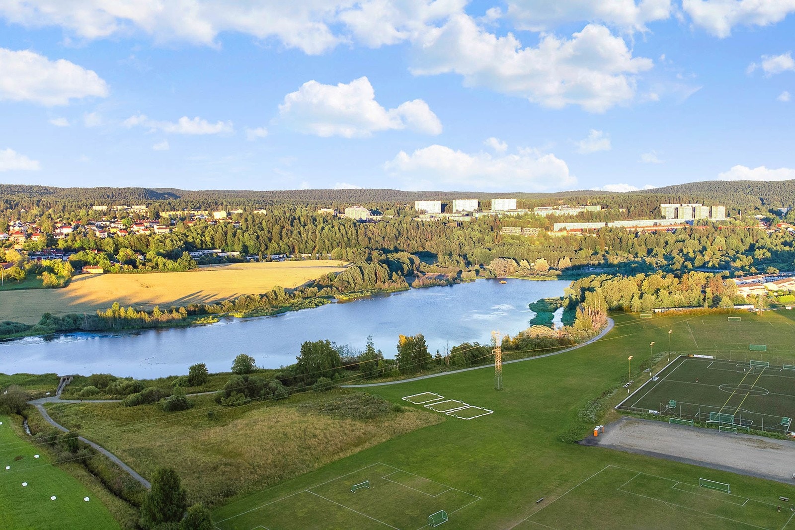 Manglerud Idrettspark med innvendige og utvendige fotballbaner. Galleribilde